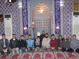 Yetişkinler Kur'an-ı Kerim öğreniyor