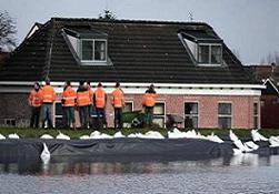 Hollanda'da sel tehlikesi sürüyor