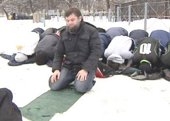 Moskova'da maç öncesi namaz kılan takım