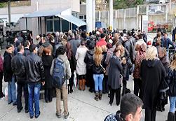 Pasaportsuz geçiş izdihama neden oldu