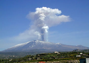 Etna yanardağının ateşi yükseldi