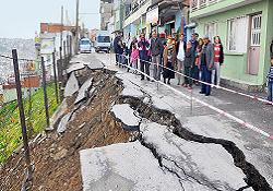 İzmir'de yol çöktü, seralar yerle bir oldu