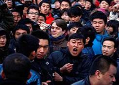 iPhone 4S çılgınlığı izdihama yol açtı