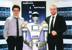 Asimo'ya Türk kardeş