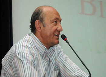 Başörtüsü yasakçısı hocaya suç duyurusu