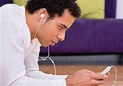 Kulaklıkla müzik dinlemek öldürüyor!