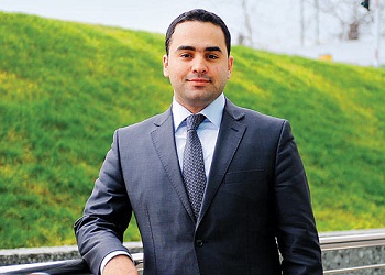 Ülke ülke gezerek sesinin zekatını ödüyor