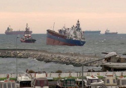 Boğaz'da 2 gemiye çarpan gemi batma tehlikesi yaşıyor