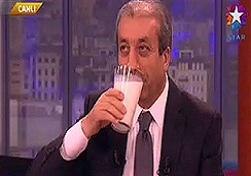 Canlı yayında süt içti, 'korkmadan için' dedi