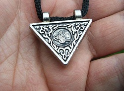 Kolye şeklinde Âyetü'l-kürsî taşımak hakkında bilgi verir misiniz? Üstümüzde Cevşen taşımanın hükmü nedir?