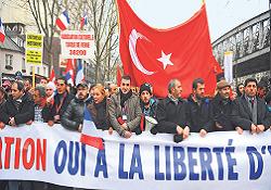 35 bin Türk Paris'te 'inkâr tasarısı'nı protesto etti