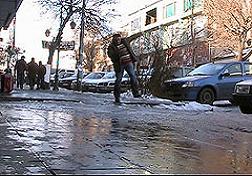 'Buzlu yolda eller cepte yürünmemeli'