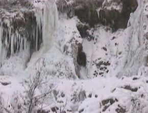 Erzincan'da dev şelale dondu