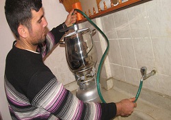 Donan su tesisatını düdüklü tencereyle açıyorlar
