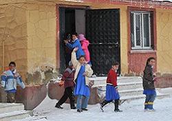 Öğrenciler Hasarlı Binada Eğitim Görüyor
