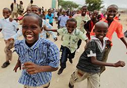 Somali'de sağlık ekipleri çocukları sevindirdi