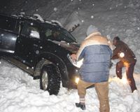 Çığ düştü 20 araç mahsur kaldı