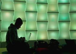 Hükümetin internet sitesini çökerttiler