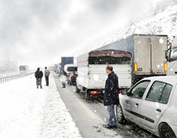 TEM yolu kapandı, resmi kurumlar tati