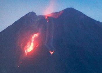 Yanardağın zirvesinden alevler fışkırdı