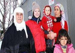 Konnai, Van'ın köylerine tandır evi yapmaya geldi