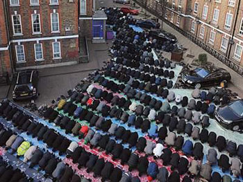 Londra’da cemaat sokaklara taşıyor