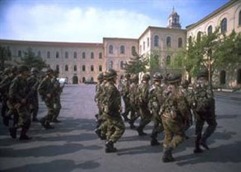 Kışlalar dışarı taşınıyor şehirler sivilleşiyor