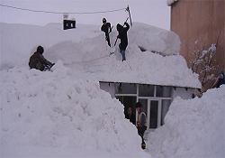Bitlis'te evler karda kayboldu