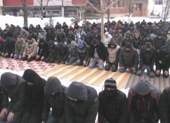 Kosova'da eksi 20 derecede Cuma namazı