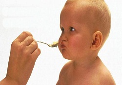 Annenin yedirme ısrarı çocuğu obez yapıyor