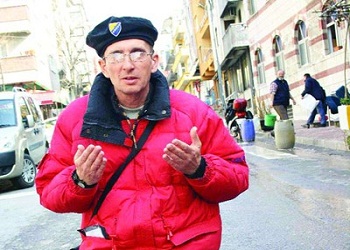 Kâbe'ye yalın ayak yürüyen profesör