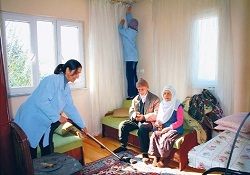 Huzurevine gitmek istemeyince 'huzur', evlerine geldi