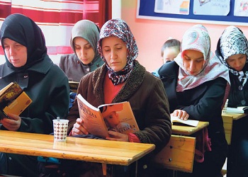 Kızı için okumayı öğrendi