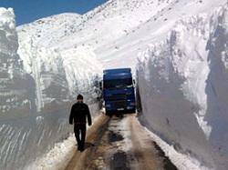 Bitlis'te kar kalınlığı 12 metreyi aştı