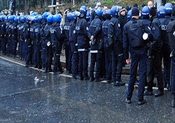Polise örtülü af geliyor