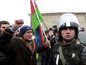 Azerbaycan'da halk sokaklarda!