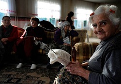 Ayda bir huzurevini ziyaret edecek