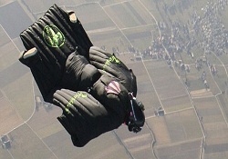 Alpler'i uçarak geçen ilk kişi