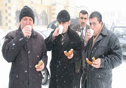 Camiye gelene çay ve simit ikramı