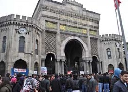 Rektör'e destek yürüyüşü