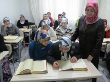 62 yaşında Kur'an okumayı öğrendi