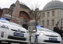Polis, turistik bölgeleri çevreci araçla denetleyecek
