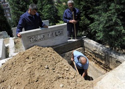 Rızıklarını mezarlardan çıkarıyorlar