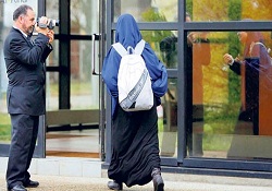 Fransa'da eteği uzun diye derse alınmadı