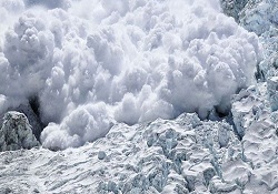 Van-Bahçesaray yoluna çığ düştü