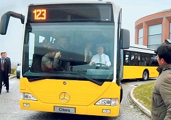 Sarı otobüsler İstanbul yollarında