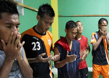 Endonezya'da depreme karşı toplu dua