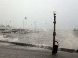 İzmir'de vapur seferleri iptal edildi