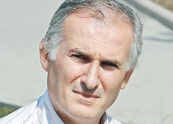 Başörtülü eşini bagaja saklayan subay