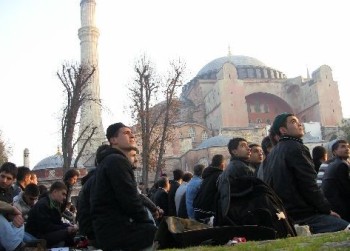 Zincirler kırılsın Ayasofya açılsın talepleri